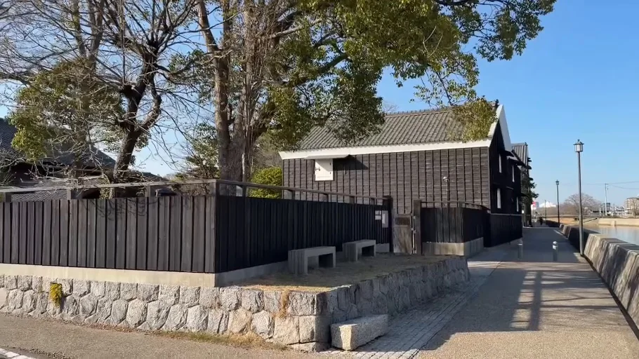 運河沿いの塀と建物