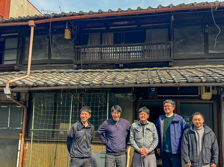 百人町の長屋の前に集まるプロジェクトの5人
